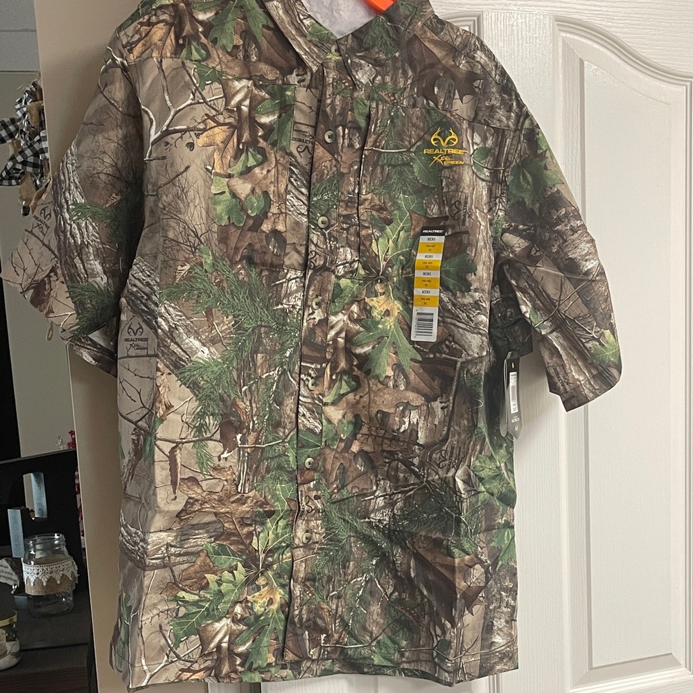 Realtree Men's Green and Brown Camouflage Button Down Shirt